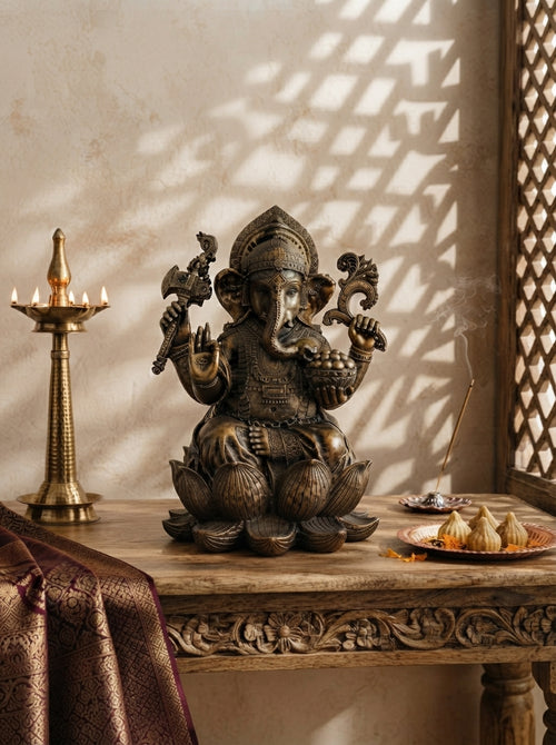 Estatua de Ganesha en poliresina con acabado bronce antiguo sobre una flor de loto, ideal para decoración de altares y espacios zen.