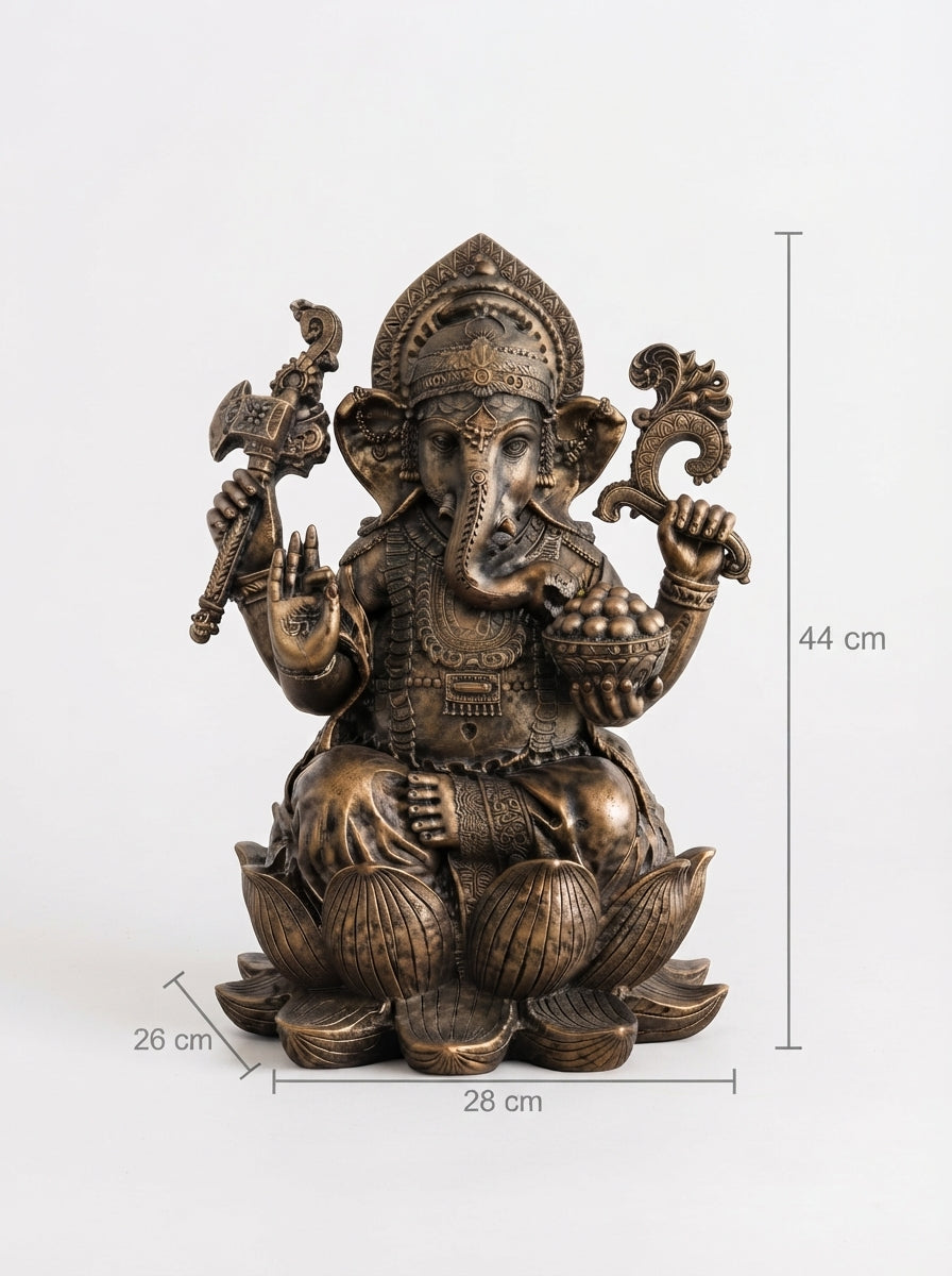 Infografía con las dimensiones de la estatua de Ganesha: 44 cm de alto, 28 cm de ancho y 26 cm de profundidad.